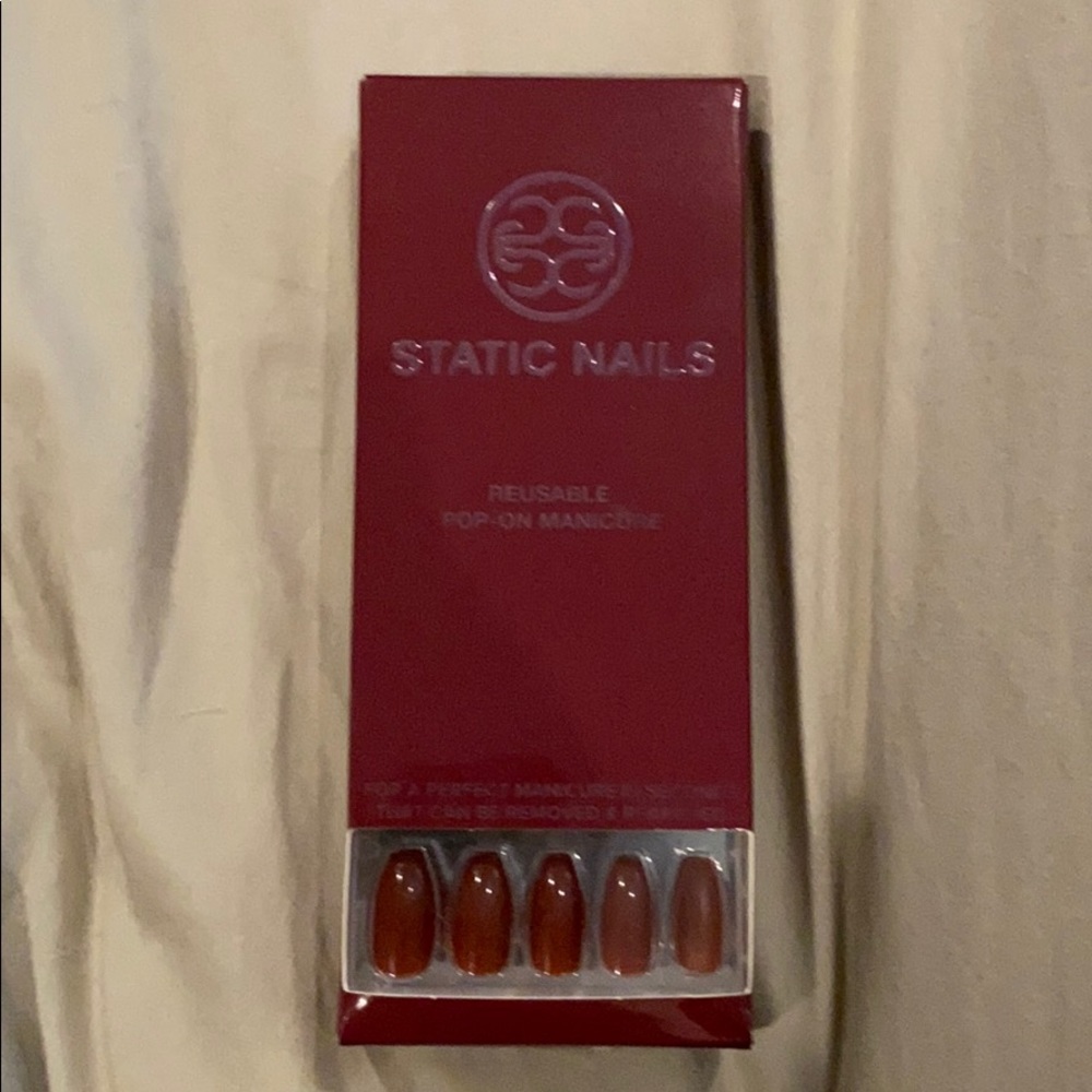 Static Nails pop on nails in the color Mocha